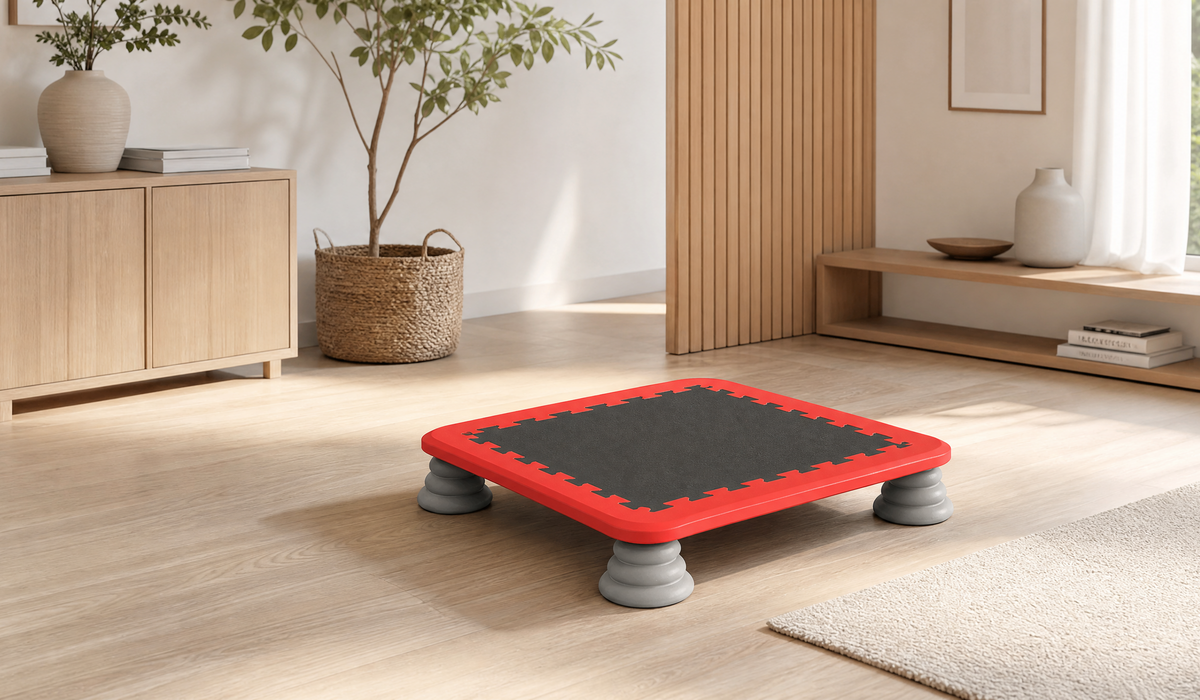 SanseTrampolin i en moderne, lys stue – perfekt til indendørs motorisk leg og sansestimulering